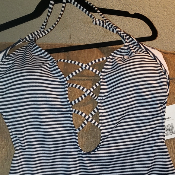 🖤🤍🩱NWT Cupshe Black & White Plunge One Piece Bathing Suit - Picture 9 of 10